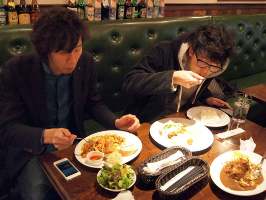 「まかない」のランチを食べる田和さんと高橋さん