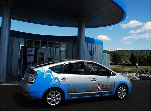 Hydrogen Car at a Fuel Station: Creative Commons. All Rights Reserved. Photo by kaffekrus  