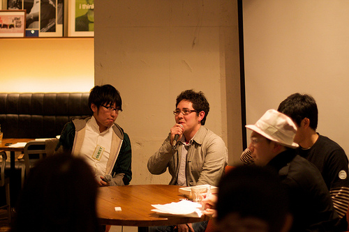 採用について語る中村さん（左）と鈴木編集長（中央）