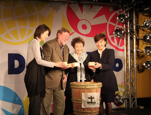 「土（earth）」の鏡開きをするゲスト達。（左から、水野美紀さん、C.W.ニコルさん、加藤登紀子さん、野中ともよさん）