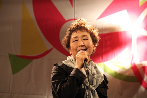 歌う加藤登紀子さん