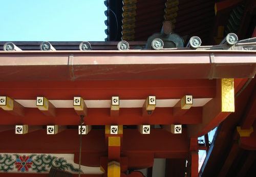 神社の瓦と垂木に見える巴の紋様（写真は鎌倉・鶴岡八幡宮）