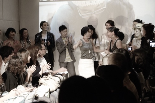 xChange主宰の丹羽順子さんを出迎える野田治美さん。会場は拍手に包まれた photo by yasuhiro yokota