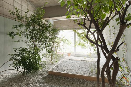 永山祐子による客室。自然の中でキャンプするみたいに、場所が人になじむのではなく、人が場所になじんでいく部屋とか。