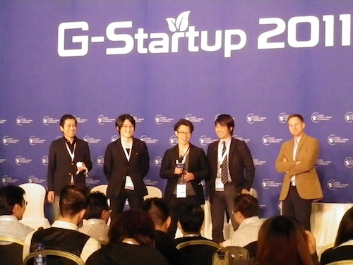 中国で行われたITイベントでプレゼンをする石橋さん（左から2番目）はじめ4名のELPメンバーのみなさん