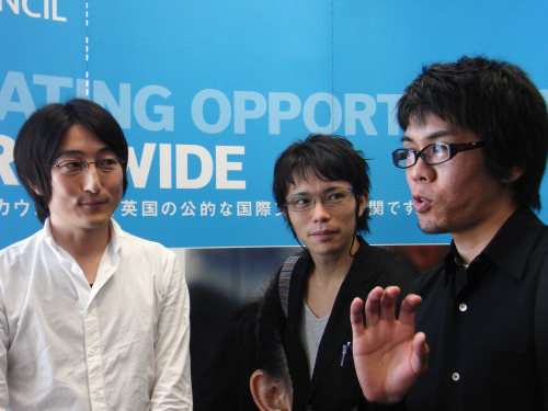 昨年の受賞インタビューの様子。一番左が石橋秀一さん。