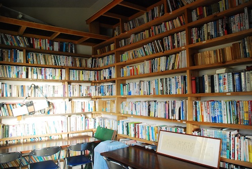 「生きる」ことへの学びを深める図書室。蔵書のひとつひとつが坂本さんの実践の奥に潜む知識の深さをうかがわせます