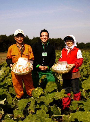 ゴボウ農家と須藤さん（中央）
