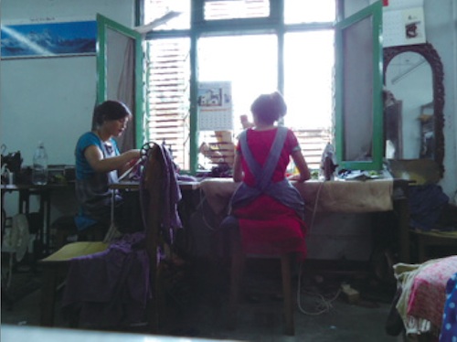 バングラデシュに続き、ネパールでも生産を開始。働く人々は日々技術を高め、高品質のストールを生み出しています。