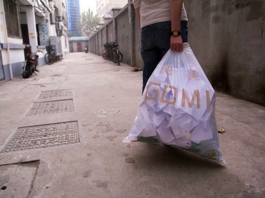 初の作品となった「護美」。日本人留学生たちによるゴミ収集ボランティアは、実際にこの袋を使って活動したのだとか。