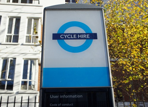 自転車をレンタルするなら、「CYCLE HIRE」の標識が目印