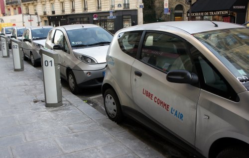 パリの街に展開する、都市型カーシェアリングサービス「autolib'」