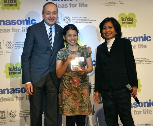 「エコ絵日記コンテスト」のグランプリを受賞した、ジェミイマ・パサ・ナタスアルナさん。