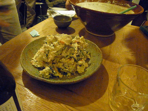 「塩麹の白和え」は下茹でした材料を豆腐とすりごまで和え、塩麹で味付け。懐かしい、素朴な味わいです。