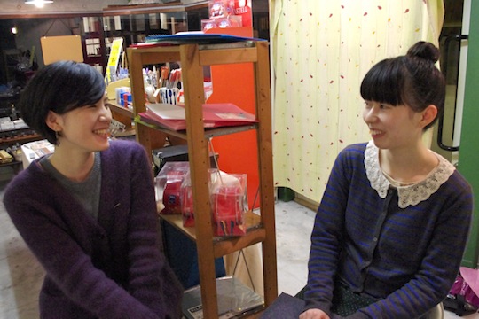 ライターの小野美由紀さん（左）と、イラストレーターの ひだかきょうこ さん（右）