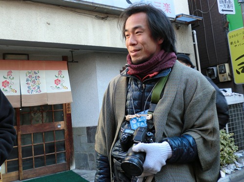 イベント当日も暖簾の写真を撮影中だった泉雄一郎さん