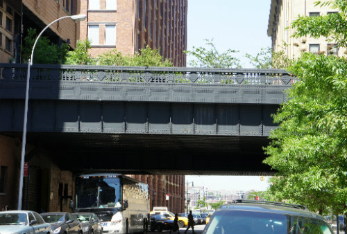 西16丁目の道路から見上げた「The High Line」。高架線路のなごりを感じさせます。