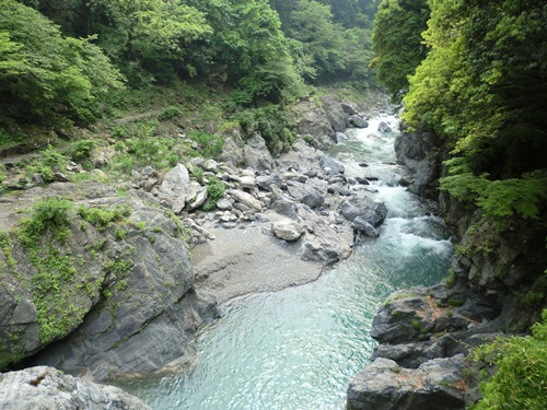この多摩川の河原が菅原さんたちにとってのブレストの場なのだとか。羨ましい限りです。
