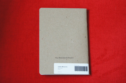 「The Sketchbook Project 2013」の参加者に配布されたスケッチブック。このシンプルなスケッチブックから個性豊かなアートブックが生まれます。