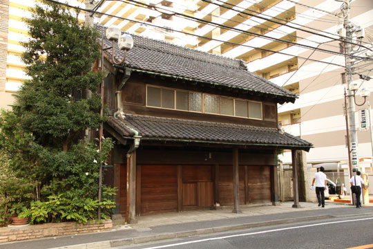 旧・原田米店は旧水戸街道沿いに建ち、松戸宿の歴史を今に伝える貴重な建造物でもあります。