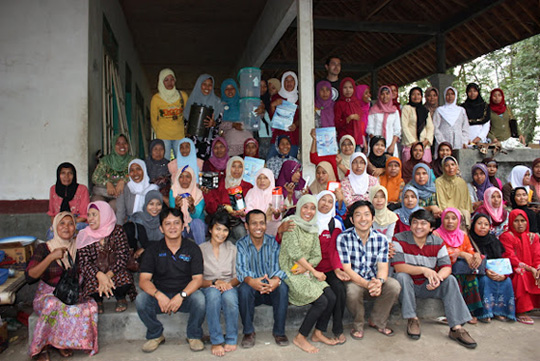 インドネシア、ロンボク島のパートナー、PeKKAとの集合写真。一番下段右から5番目が中村さん。