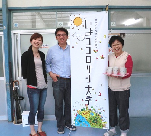 事務局の山本文さん（左）、泉谷さん、江戸恵子さん（右）