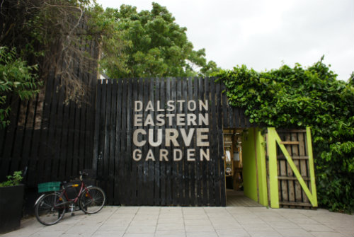 ロンドン北東部のダルストンにあるコミュニティ農園「Dalston Eastern Curve Garden」