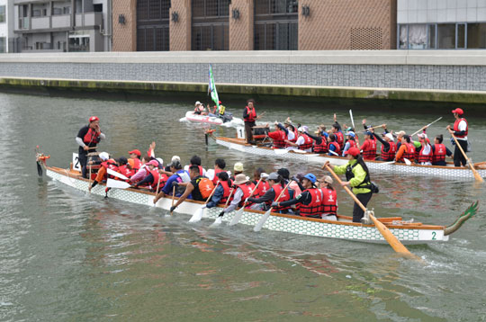 「ドラゴンボート水上ツアー　ツール・ド・水の回廊2011」　(c)水都賑わい創出実行委員会 photo楢 侑子
