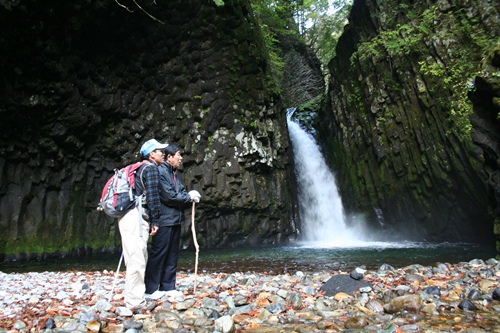 手前が「NPO法人飛騨小坂200滝」ガイドの桂川淳平さん。
