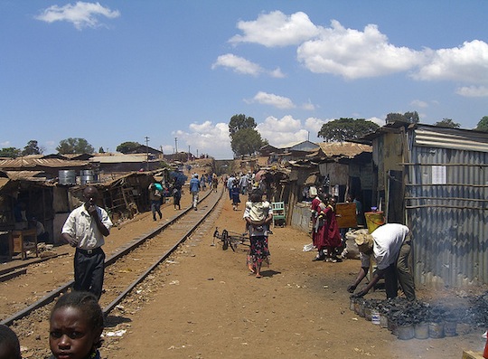 ナイロビのスラム。貧富の差が激しい。Scenes from the Kibera Slum in Nairobi by khym54