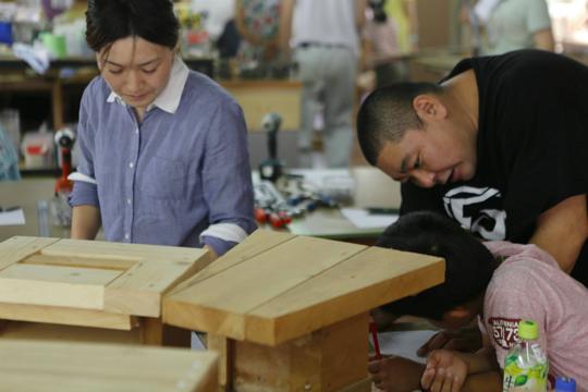 ワークショップで子どもにスツールの作り方を教える工房長の千葉隆博さん