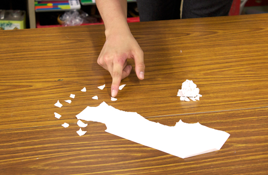 コマドリワークショップ。紙の特性を活かし、折る、切るなどの形の変化を連続した撮影で見せていく。