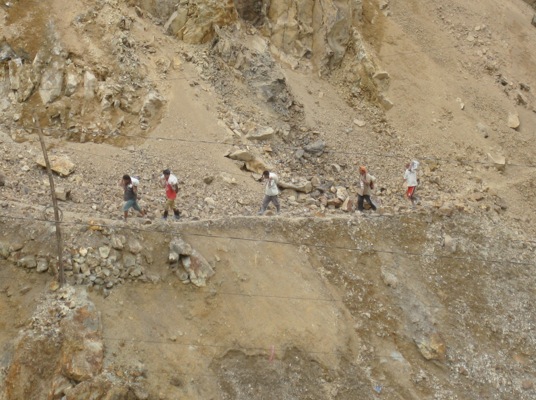 鉱夫の人たちが鉱石をミルという粉砕機まで運びだしている様子の写真