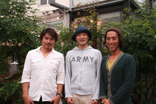 左からFLAT創設メンバーの出水建大さん、藤田茂治さん、内田裕規さん。雨が上がった六本木農園にて