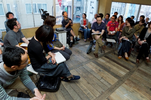今年5月、FLATビルで行った映像作家の菱川勢一さんを講師に迎えたFLAT SCHOOLINGの様子