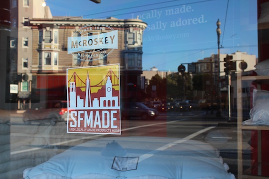 1899年創業の老舗McRoskey Mattress Companyのショーウィンドウに貼られた「SFMade」のステッカー