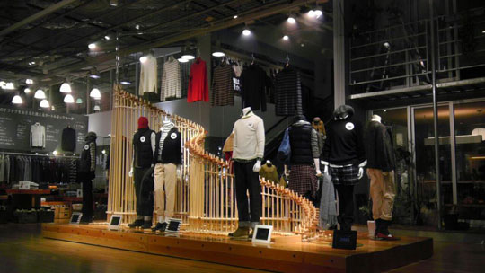 無印良品有楽町店に設置された「輪唱の○」。水都大阪に飾られていた50段より大きい80段。