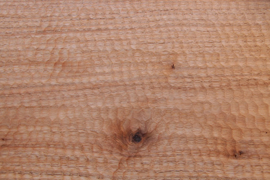 木材には独特の「節目」があるが、とりわけ大量生産の商品では嫌われてしまう