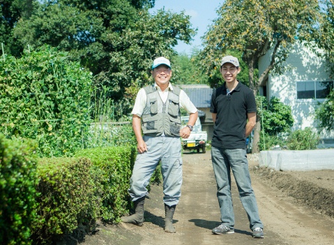 「くにたち野菜　しゅんかしゅんか」の菱沼勇介さん（右） 写真：加藤アラタ