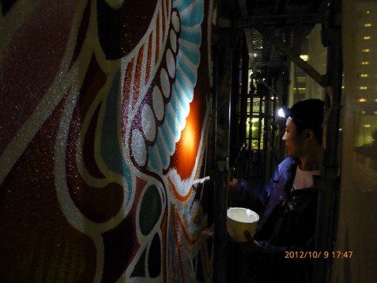 「寿センターシノダ」の壁画を製作中のREさん