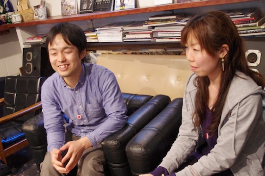 「つむぎや」の友廣裕一さん（左）と、取材を担当するライターの飛田恵美子さん（右）。