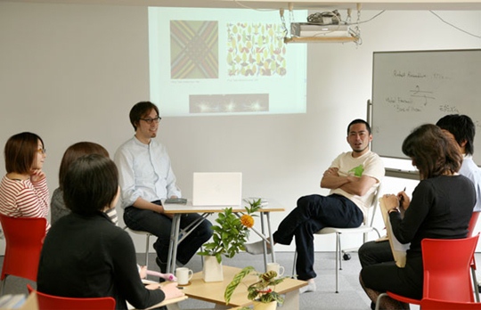 現代アートの学校「MAD」授業風景。MADプログラムディレクターのロジャー・マクドナルドさんと小澤慶介さん。Photo by Keizo Kioku