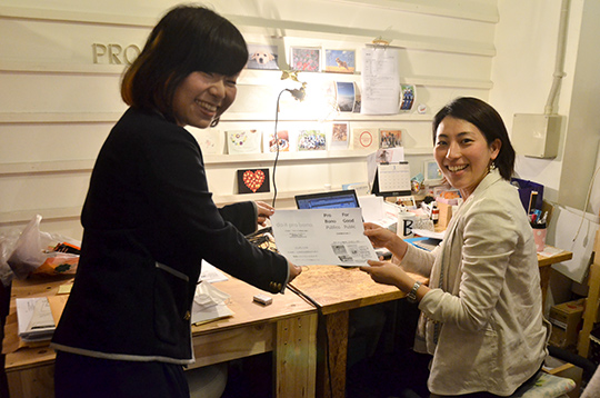 シェアオフィスFACTO内にある関西事務局の様子。（右）関西事務局長・岡本祥公子さん（左）インターン・黒澤友佳さん(C)Nara Yuko