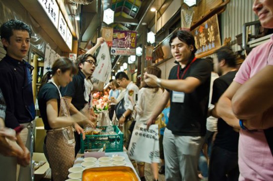 2012年6月に開催した「錦市場のイタリア祭」で統括リーダーを務めた藤田さん（右）