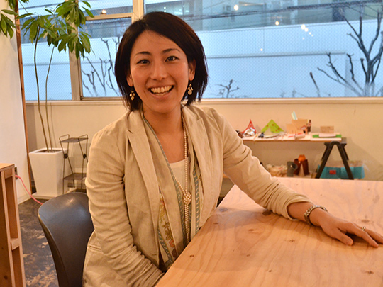 ビッグスマイルが印象的な岡本さん。この笑顔があれば、どんなプロジェクトも上手くいきそうです。(C)Nara Yuko