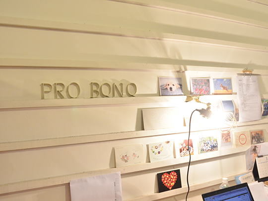 岡本さんのデスクに飾られた「PRO BONO」の文字。よ〜く見ると「Q」がひそんでました。 (C)Nara Yuko