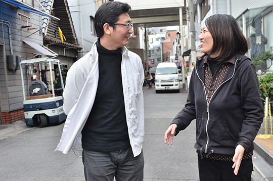 当時“彼女”だった智子さんは、今では奥様で一緒にNPOを運営するパートナーでもあります。(C)Nara Yuko