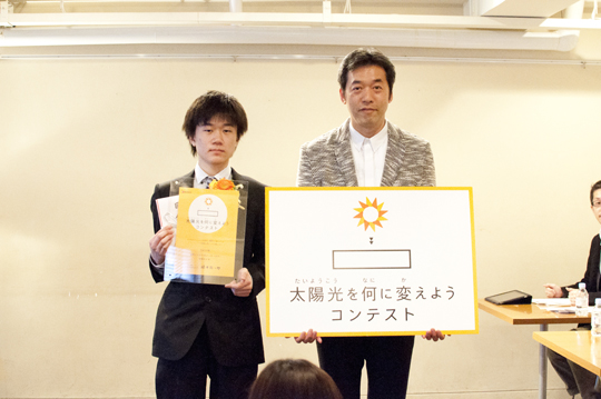宮崎光弘賞を受賞した高橋さん（左）