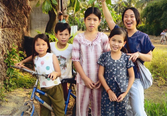 ベトナムの子どもたちと岡本さん（右）