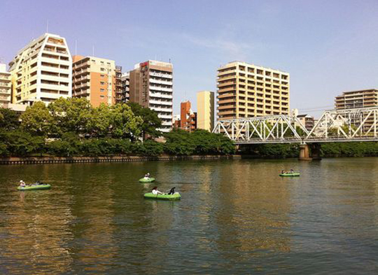 恋人同士でゆったりと大阪の川を楽しめる、人気の「大阪ラブボート」(C)水辺のまち再生プロジェクト